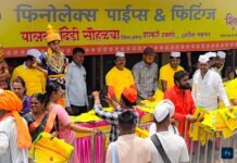 फिनोलेक्स कंपनीच्या वतीने भाविकांना प्रवासासाठी उपयुक्त साहित्याचे वाटप
