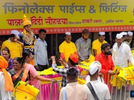 फिनोलेक्स कंपनीच्या वतीने भाविकांना प्रवासासाठी उपयुक्त साहित्याचे वाटप