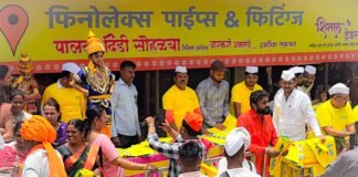 फिनोलेक्स कंपनीच्या वतीने भाविकांना प्रवासासाठी उपयुक्त साहित्याचे वाटप