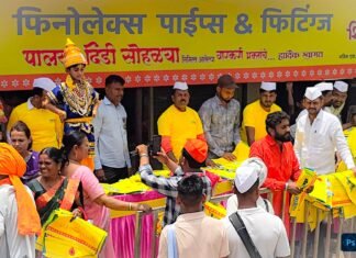 फिनोलेक्स कंपनीच्या वतीने भाविकांना प्रवासासाठी उपयुक्त साहित्याचे वाटप